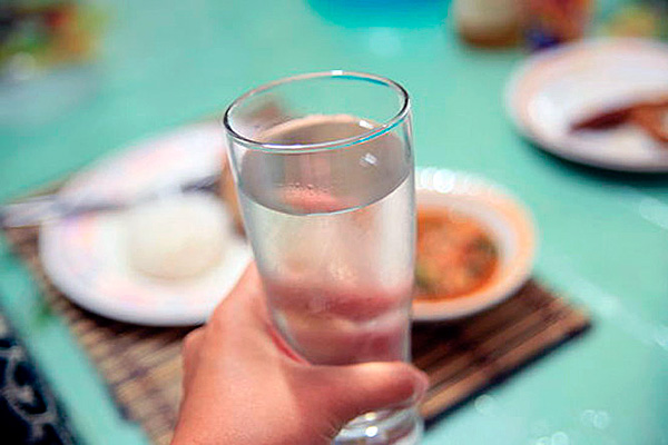 Еда и вода: можно ли пить воду во время еды?